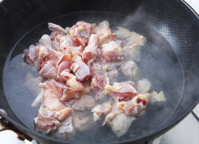 干笋黄焖鸡,将鸡块放入锅中，水开后，焯水3分钟后捞出，冲洗一下，沥干备用。