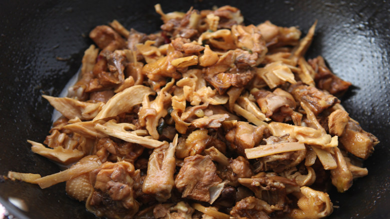 干笋黄焖鸡,将笋干和鸡肉一起焖至熟透，最后大火收汁即可。撒上少许葱花出锅，香味更纯浓。