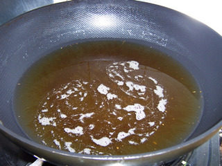 醉排骨,锅中放油烧至6成热。