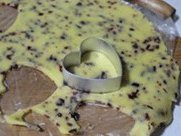 乳酪蔓越莓夹心酥饼,冷藏面团2个小时，取出夹在两层保鲜膜中间擀平0.3cm厚度，用模具切割出图形