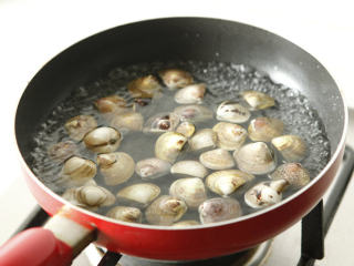 辣爆花蛤,锅内适量水烧开，放入料酒，倒入花蛤。