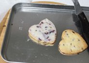 乳酪蔓越莓夹心酥饼,饼干冷却后，在一块上挤出乳酪蔓越莓夹心，盖上，按压平整即好。