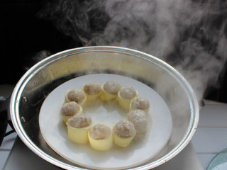 清蒸玉子虾球,蒸锅坐水，水开上锅大火蒸4分钟左右