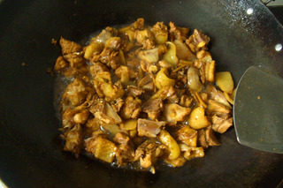 泉水鸡,锅中放油（平时炒菜的2倍）烧七成热，放入腌制好的鸡块，加入花椒颗粒翻炒。