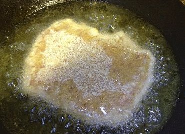 香酥炸猪排,小平底锅一个，倒入适量的油(我用的小锅，这样比较省油)，中小火烧热后，抖去多余的面包糠，放入大排；