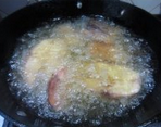 五香熏鱼,鱼块去掉生姜，下油锅炸到两面金黄酥脆