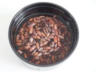 红腰豆炖猪尾,腰豆用清水提前浸泡一晚或12小时以上；