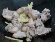 红腰豆炖猪尾,热锅下油，倒入剩余的姜丝和灼过的猪尾，翻炒下；