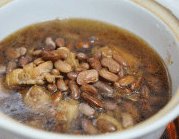 红腰豆炖猪尾,把刚炒过的猪尾移过炖锅中，倒入红腰豆，加入盖过食材的水，中火慢炖半小时左右加入食盐调味食用。