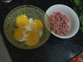 玉子烧,碗中打入鸡蛋，加盐和牛奶，同蛋液混合均匀，顺一个方向尽量搅匀（蛋液的泡沫少会好一点）。