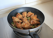 三汁烧鸡翅根,放入腌制好的鸡翅根，中小火煎至鸡翅根两面金黄。