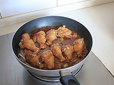 三汁烧鸡翅根,放入提前调好的调味汁，煮开。