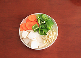 香煎时蔬鸡肉串,青椒、胡萝卜、杏鲍菇切大小、厚度一致的片，大蒜切末。