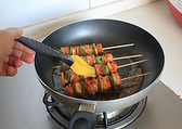 香煎时蔬鸡肉串,肉串煎熟后再用油刷在肉串表面刷上一层步骤3调好的酱汁，继续小火煎1分钟。