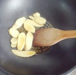 姜母鸭 ,锅中放入芝麻油，中火烧至6成热时放入姜片，慢慢地煸香。