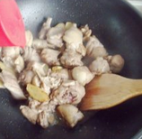 姜母鸭 ,炒至鸭肉变色时倒入适量的老抽炒至上色。
