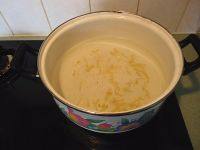 海参小米粥,锅里注入适量清水，放入姜丝大火烧开。