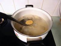 海参小米粥,煮约二十分钟后放入浓汤宝，煮数分钟后将海参捞起来。