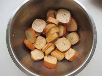 香烤豆串,将豆卷片放在腌料汁中腌制半个小时，经常翻动一下