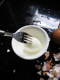 当归鸡蛋红糖水,取出，用冷水泡浸一下，剥去鸡蛋壳，并用叉子在蛋白的表面扎一下。