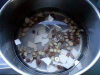 莲子桂圆猪心汤,将莲子与淮山放入锅内，注入半锅清水。