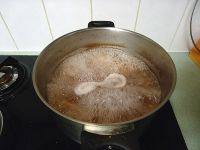 莲子桂圆猪心汤,盖上锅盖大火煮沸约十五分钟后转小火继续煮二十分钟。