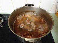 莲子桂圆猪心汤,锅里的莲子与淮山都煮出味也变软了，就将猪心放入继续大火煮沸约十五分钟。