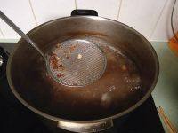莲子桂圆猪心汤,期间要将汤里的莲子衣隔出来。