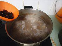 莲子桂圆猪心汤,将桂圆放入，煮片刻。