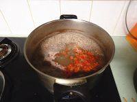莲子桂圆猪心汤,只需煮约片刻即可熄火。