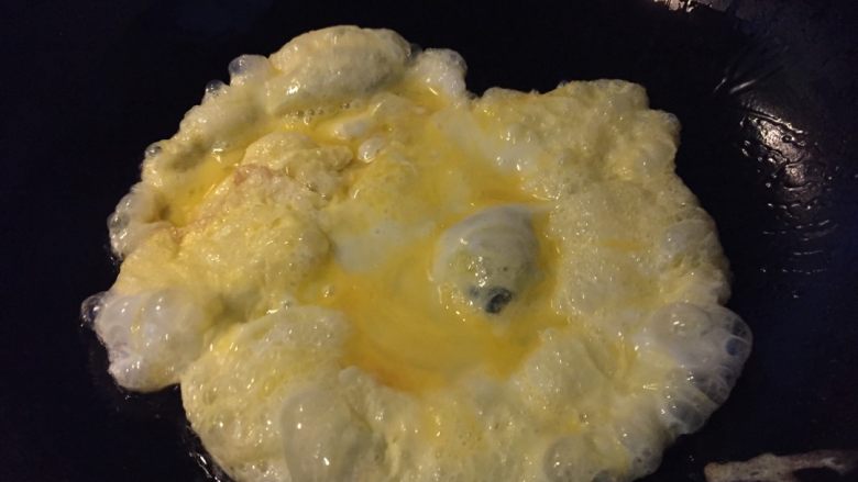 西红柿鸡汤面,如图热锅冷油，油热放入打散的鸡蛋，待鸡蛋定型快速打散盛出备用（不要偷懒哦，这样的鸡蛋更嫩滑口感更好）