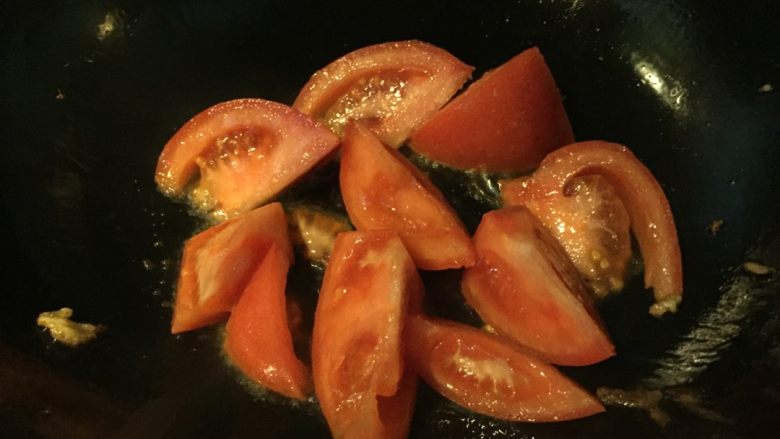西红柿鸡汤面,如图锅中留油，加入西红柿翻炒，淋入1/3碗的水盖上锅盖焖两分钟（现在的西红柿比较硬，这样做是为了让西红柿的味道充分发挥出来）