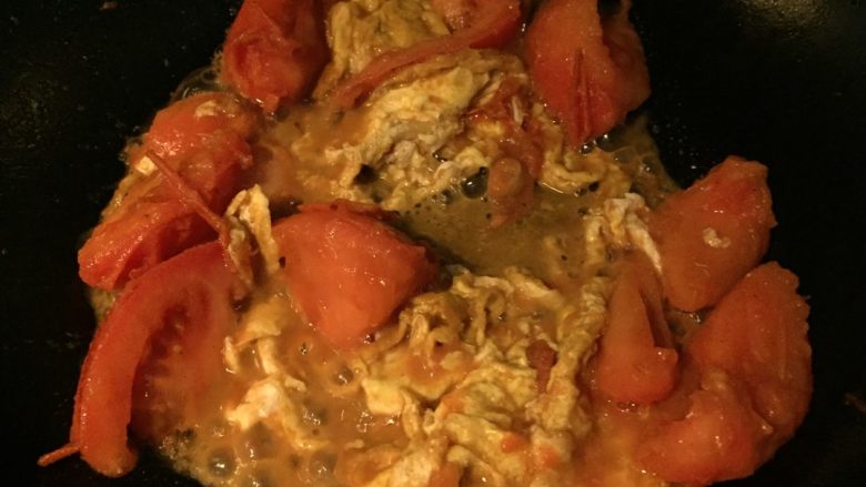 西红柿鸡汤面,让加入鸡蛋翻炒，让鸡蛋裹满西红柿汤汁，加入鸡汤和水大火烧开。