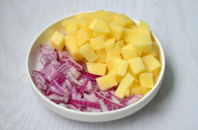 土豆玉米浓汤,洋葱和土豆切丁