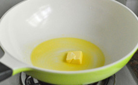 土豆玉米浓汤,锅子烧热放入黄油，烧至黄油融化