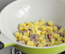 土豆玉米浓汤,依次放入洋葱、土豆拌炒