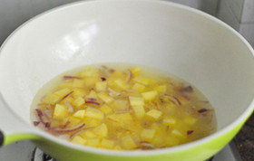 土豆玉米浓汤,接着兑入500ml清水，盖上盖子煮15分钟