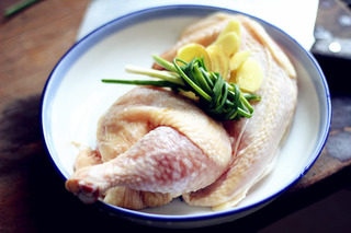 豆豉口水鸡,将鸡洗净，用少量盐腌制15~20分钟。