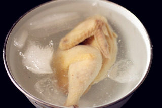 豆豉口水鸡,准备一个大汤碗，加入凉水，把冰块放进去，将闷好的鸡放入冰水中，目的是使鸡皮更富弹性，口感更好，在凉鸡的时候可以做蘸料。