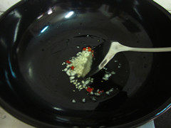 鱼香豆腐,锅内热适量油，倒入蒜头，辣椒，姜丝爆香