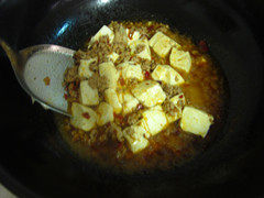 鱼香豆腐,再次用铲子轻轻翻动豆腐，中火煮至汤汁浓稠后撒上葱花即可
