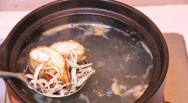 黄豆芽明太鱼汤,待第一口锅里的水煮沸，捞出鱼头和小银鱼扔掉