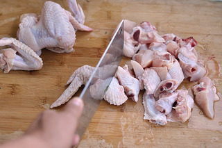 双菇炖鸡,鸡翅洗净剁成大块。