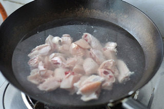 双菇炖鸡,把剁好的鸡翅用开水焯过，去血沫后捞出备用。