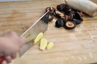 双菇炖鸡,生姜切大片、香菇提前泡发，杏鲍菇切滚刀块。