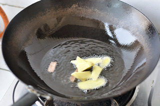 双菇炖鸡,锅里坐油，油热后放入姜片、桂皮爆香。