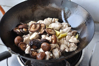 双菇炖鸡,倒入鸡块、香菇翻炒。
