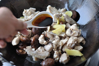 双菇炖鸡,倒入两汤匙老抽，翻炒上色。