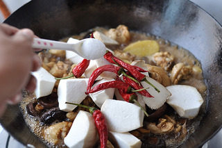 双菇炖鸡,炖制5分钟后倒入杏鲍菇块、撒几个红辣椒、适量精盐。