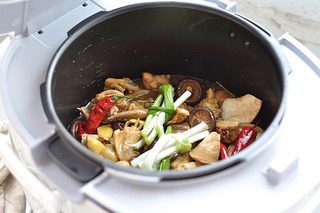 双菇炖鸡,汤汁不要太多，洒上小葱盖上压力煲盖，通电。